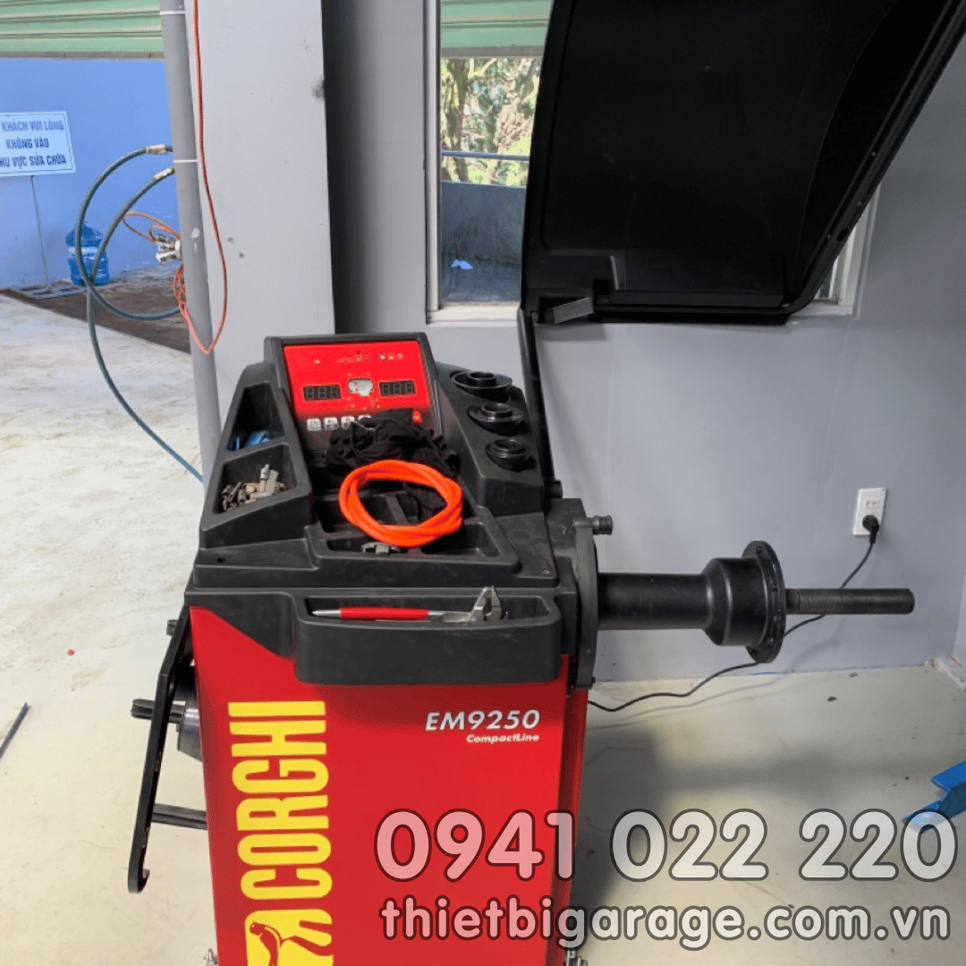 Máy cân bằng lốp Corghi EM 9250 CompactLine Basic – Giải pháp cân mâm ô tô chính xác, nhanh gọn